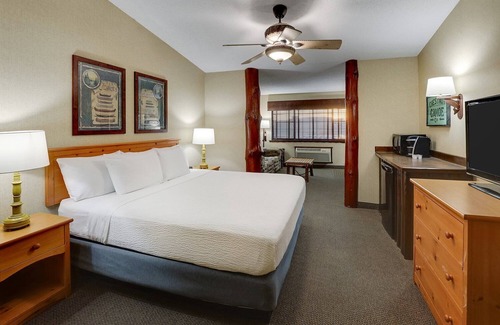 Moline Hotel | Expanded King with Sofa Bed, Stoney Creek Quad Cities, Pool