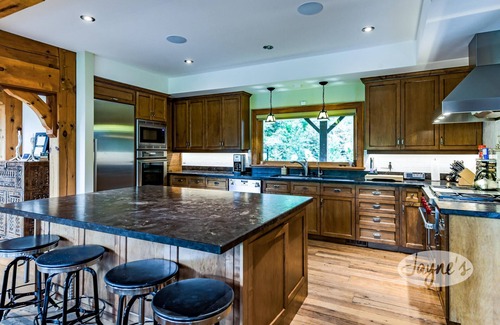 Clearview Ski Chalet | Expansive 6bed 5bath Chalet in The Blue Mountains! Hot Tub!