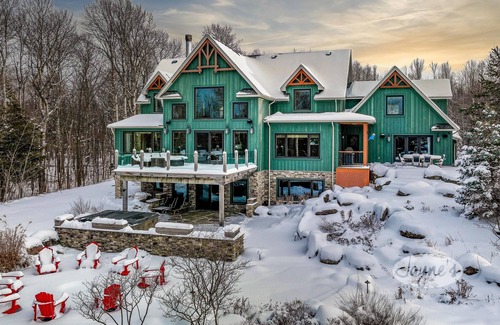 Clearview Ski Chalet | Expansive 6bed 5bath Chalet in The Blue Mountains! Hot Tub!