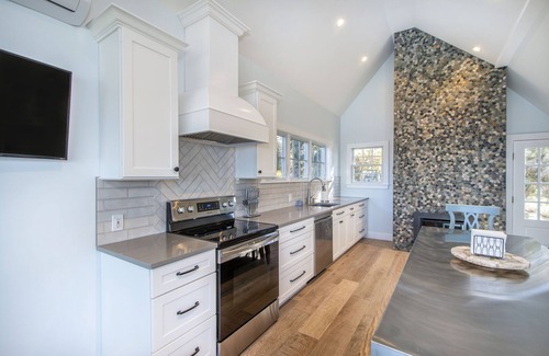 Minot Cottage | Expansive Coastal Views, 3 bed, 2 bath cottage, newly renovated
