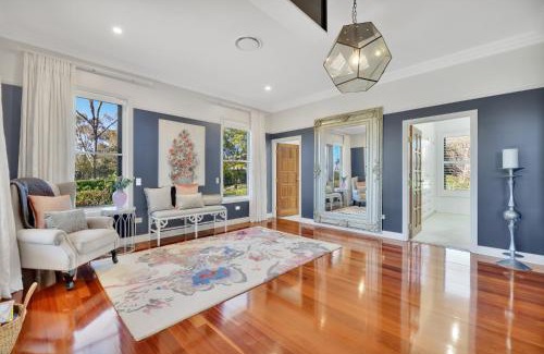 Cotswold Hills House | Expansive Cotswold Hills Retreat with Garden BBQ
