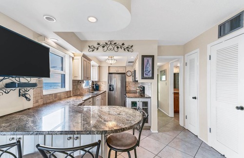 Venice Condo | Expansive Gulf Views from Balcony | San Marco on Venice with Private Beach | Heated Pool | King Bed