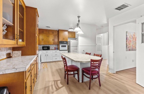 Abilene House | Expansive Living Area | Sleeps 12 | Near ACU