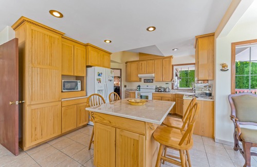 East Wenatchee House | Expansive Spanish-style home with two decks, grill, private W/D, & fast WiFi