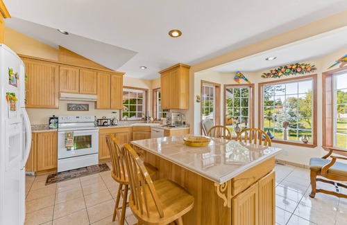 East Wenatchee House | Expansive Spanish-style home with two decks, grill, private W/D, & fast WiFi