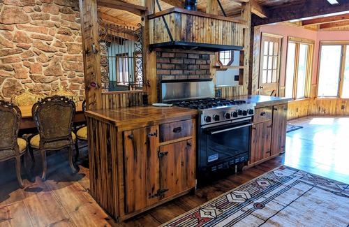 Glenwood Springs Cabin | Expect WOW! Jacuzzi, Game Room, Fire Pit, Waterbed, Massage Chair, Remodel 2024