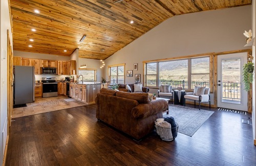Wapiti House | Experience Fall Magic in Wapiti Views Pets