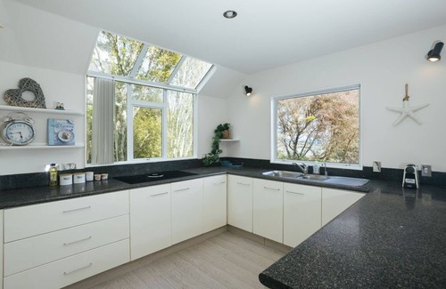 Greenhithe House | Experience Greenhithe's Sunset from Your Cozy Home