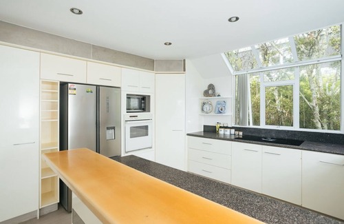 Greenhithe House | Experience Greenhithe's Sunset from Your Cozy Home