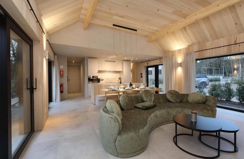 Zolder House | Experience luxury and tranquility at the Reno Villa Lodge, with a jacuzzi, wheelchair accessibility, and a peaceful location.