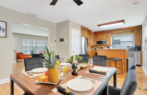 Lakeview Village House | Experience Luxurious Living: Exquisite Pool House in Brandon for 15 Guests
