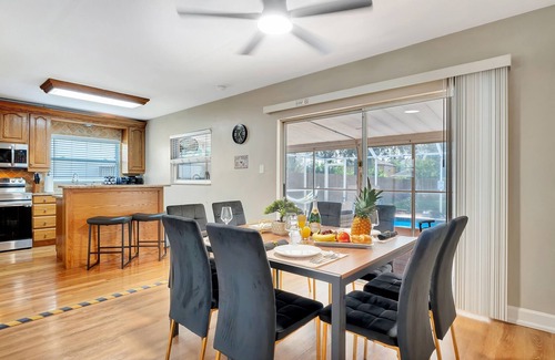 Lakeview Village House | Experience Luxurious Living: Exquisite Pool House in Brandon for 15 Guests