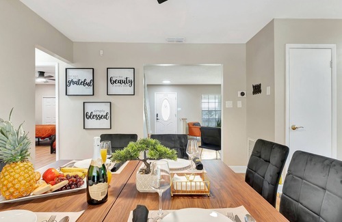 Lakeview Village House | Experience Luxurious Living: Exquisite Pool House in Brandon for 15 Guests
