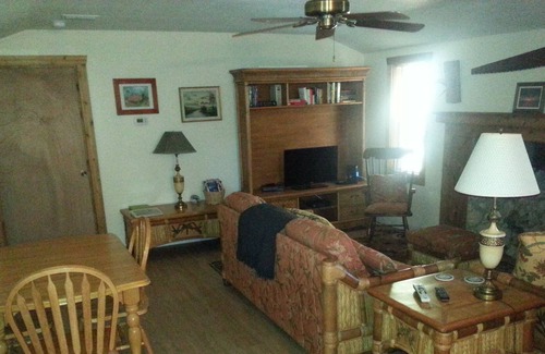 Weeki Wachee Gardens Cottage | Experience 'Old Florida' from a Charming Waterfront Cottage