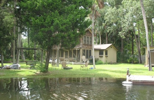 Weeki Wachee Gardens Cottage | Experience 'Old Florida' from a Charming Waterfront Cottage