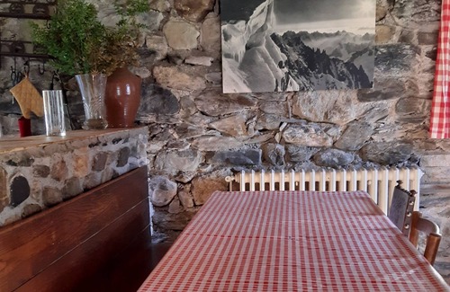 Beost House | Experience the charm of the Pyrenees in a Bergerie style house / 9 people