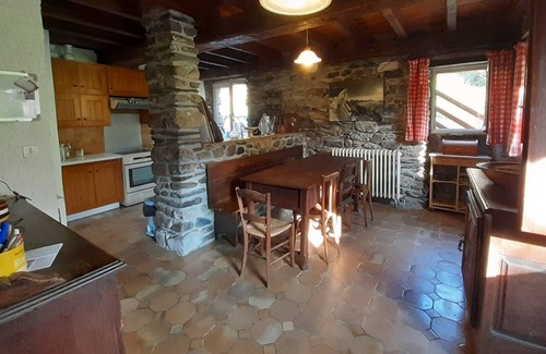 Beost House | Experience the charm of the Pyrenees in a Bergerie style house / 9 people