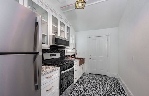 East of Broadway Apartment | Experience the Historic Armstrong Cottage in the Moonshine Suite