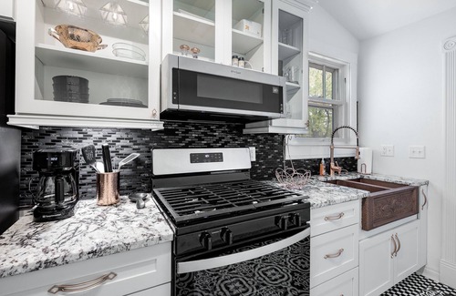 East of Broadway Apartment | Experience the Historic Armstrong Cottage in the Moonshine Suite