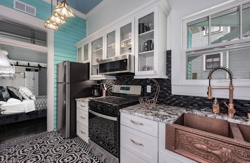 East of Broadway Apartment | Experience the Historic Armstrong Cottage in the Moonshine Suite