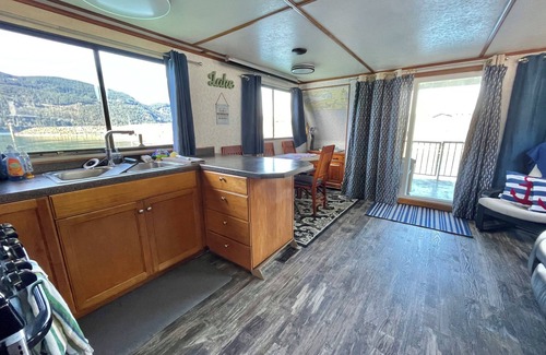 Harrison Hot Springs Boat Rental | Experience the ultimate waterfront escape on our stunning Three Buoys Houseboat