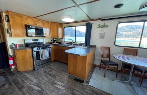 Harrison Hot Springs Boat Rental | Experience the ultimate waterfront escape on our stunning Three Buoys Houseboat