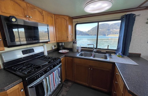 Harrison Hot Springs Boat Rental | Experience the ultimate waterfront escape on our stunning Three Buoys Houseboat