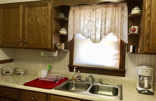 Ste Genevieve House | Experience this cozy & quiet bungalow w/antique typewriters & local made quilts