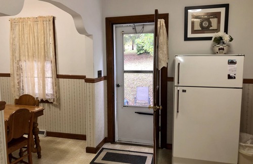 Ste Genevieve House | Experience this cozy & quiet bungalow w/antique typewriters & local made quilts