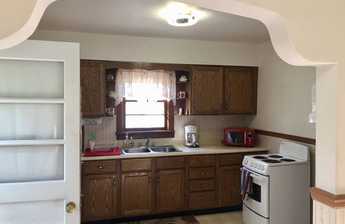 Ste Genevieve House | Experience this cozy & quiet bungalow w/antique typewriters & local made quilts