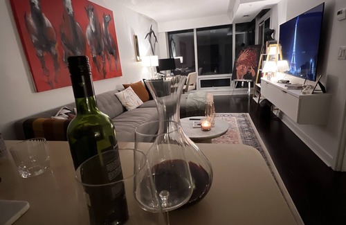 Toronto Entertainment District Condo | Experience Vibrant Urban Living: Stylish 1 Bed + Den Condo in Downtown Toronto!