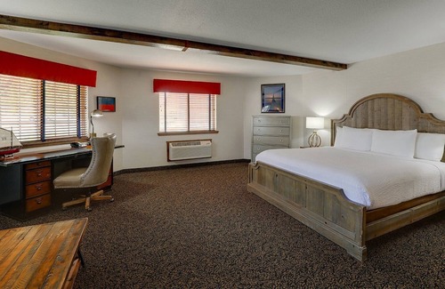 Peoria Hotel | Experience Warm Home Runs with Rustic Elegance at a Riverside Property