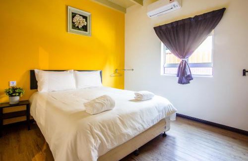 Benggali House | Explore 4BR Gardenhouse Retreats (Free Parking)