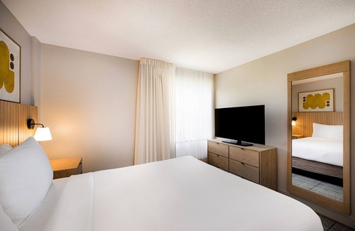 Exchange Place North Hotel | Explore Newport Centre! Three Stylish Suites, Shopping. Near PATH Train
