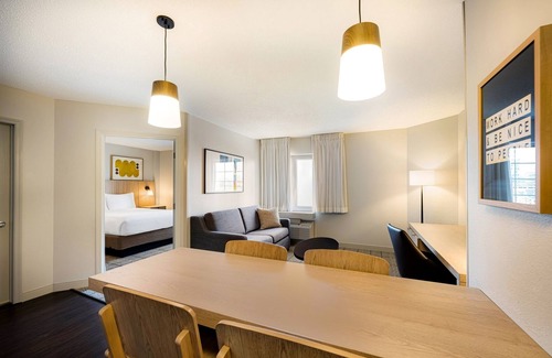Exchange Place North Hotel | Explore Newport Centre! Three Stylish Suites, Shopping. Near PATH Train