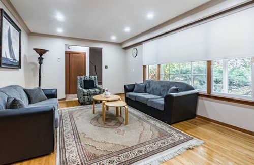 Clarkson-Lorne Park House | Explore Port Credit from Our Charming 4-Bedroom Home!