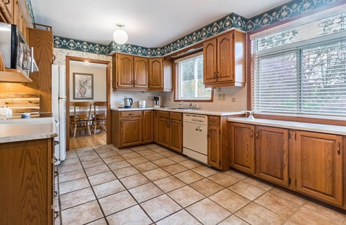 Clarkson-Lorne Park House | Explore Port Credit from Our Charming 4-Bedroom Home!