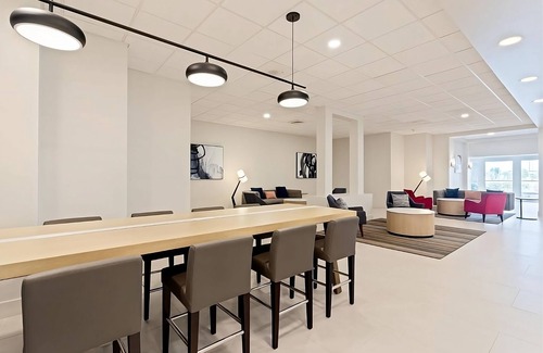 Florida Center Hotel | Explore The Best Shopping and Entertainment Orlando Has To Offer! Relaxing Room
