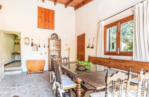 Lloseta House | Explore the island on vacation in this beautiful vacation home.