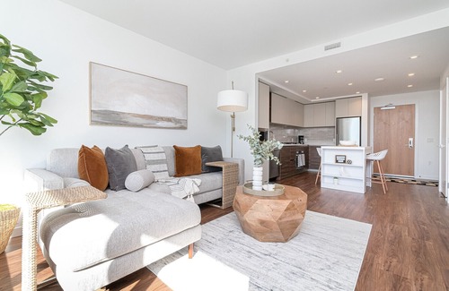 Victoria West Condo | Explore Victoria - a Waterfront Haven! Has Parking & AC - 90 DAYS MINIMUM