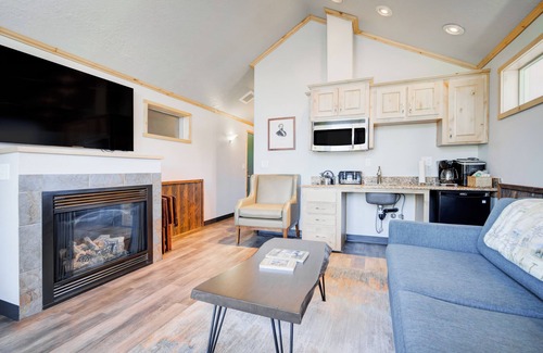 West Yellowstone Hotel | Explorer Cabins At Yellowstone