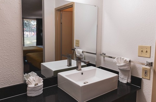 Palestine Hotel | Express Inn & Suites
