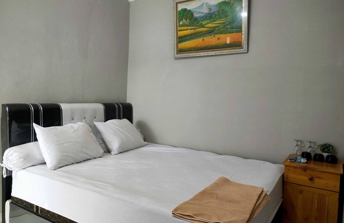 Tangerang Hotel | EXPRESS O 91277 Atiq Homestay Syariah