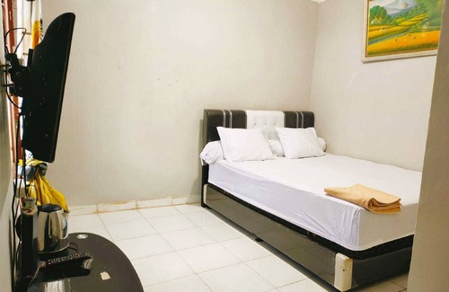 Tangerang Hotel | EXPRESS O 91277 Atiq Homestay Syariah