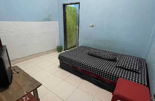 Parepare Hotel | EXPRESS O 91669 Kost Amel Near Taman Mattirotasi