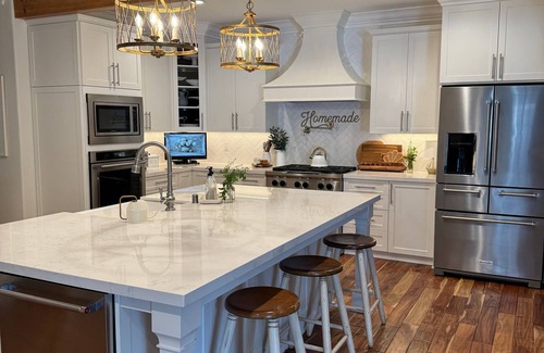 Newhall House | Exquisite 3 -Bedroom Home with pool in Tranquil Neighborhood of Newhall SCV