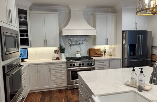 Newhall House | Exquisite 3 -Bedroom Home with pool in Tranquil Neighborhood of Newhall SCV