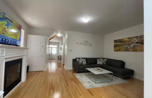 Brampton Apartment | Exquisite 4-Bedrooms Residential Home+Home Feel