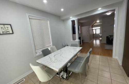 Brampton Apartment | Exquisite 4-Bedrooms Residential Home+Home Feel