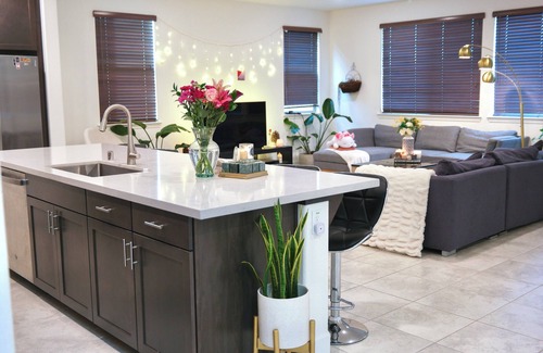 Antelope House | Exquisite 5-Bed 3-Bath w/Gym, Office, EV, Smoker